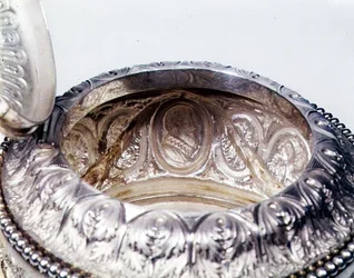 Beispiel der Rückseite von Repousse-Arbeiten an einer belgischen Teekanne, 1865